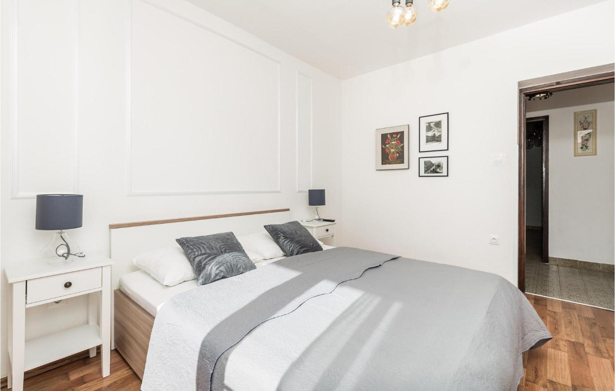 4 Bedroom Awesome Apartment In Свети Юрай Екстериор снимка