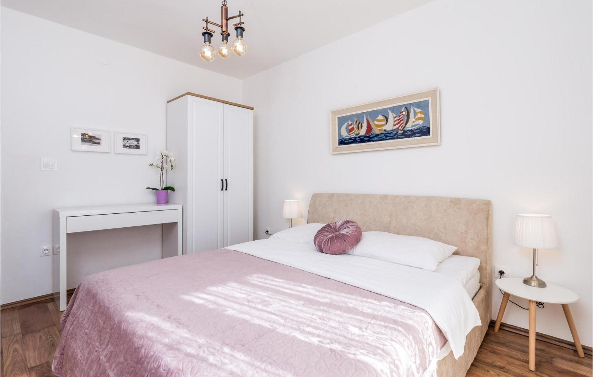 4 Bedroom Awesome Apartment In Свети Юрай Екстериор снимка