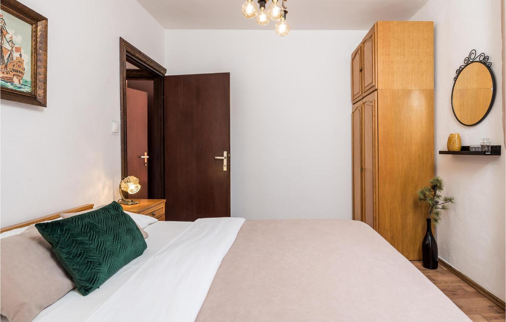 4 Bedroom Awesome Apartment In Свети Юрай Екстериор снимка