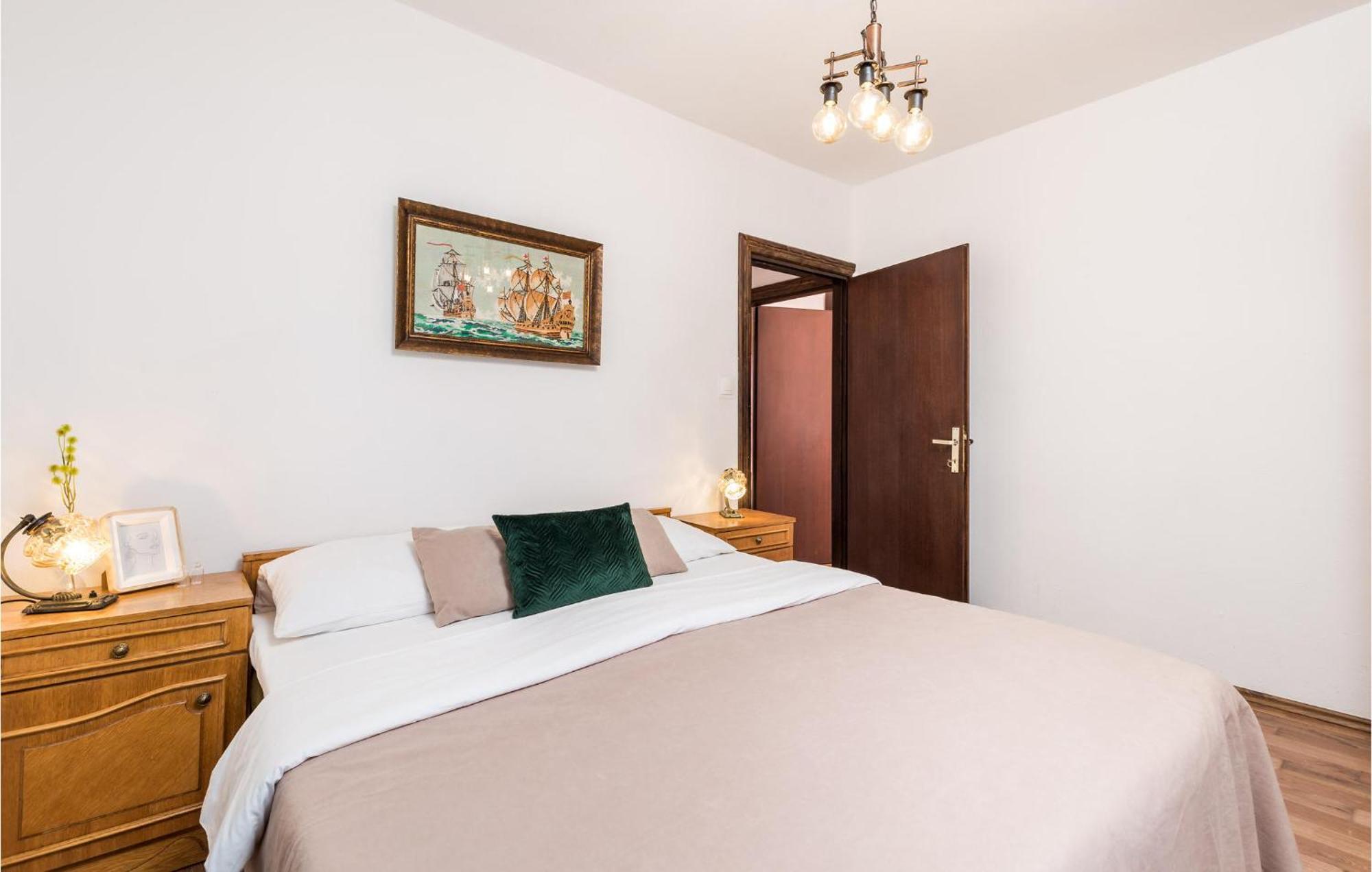 4 Bedroom Awesome Apartment In Свети Юрай Екстериор снимка